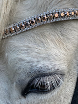 Stirnriemen „Rosegold“ -  Mit echten Swarovski® Elements, Lederfarbe schwarz, Farbe der Einfassung Silber Strassstirnriemen, rosegoldfarbene Strasssteine in Variationen mit Spezialeffekt und weißem Strass