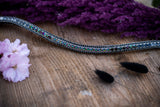 Stirnriemen "Rainbow At Night", Strassstirnriemen mit echten Swarovski Elements, Farbverlauf von klarem Kristall über grau und schwarz bis zu düsteren, magischen Regenbogenfarben, umrahmt von schwarzen Strasssteinen