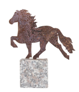 Dekoratives Pferd, rostiger Stahl auf Granitstein