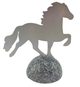 Dekoratives Pferd, Edelstahl auf poliertem Granitstein